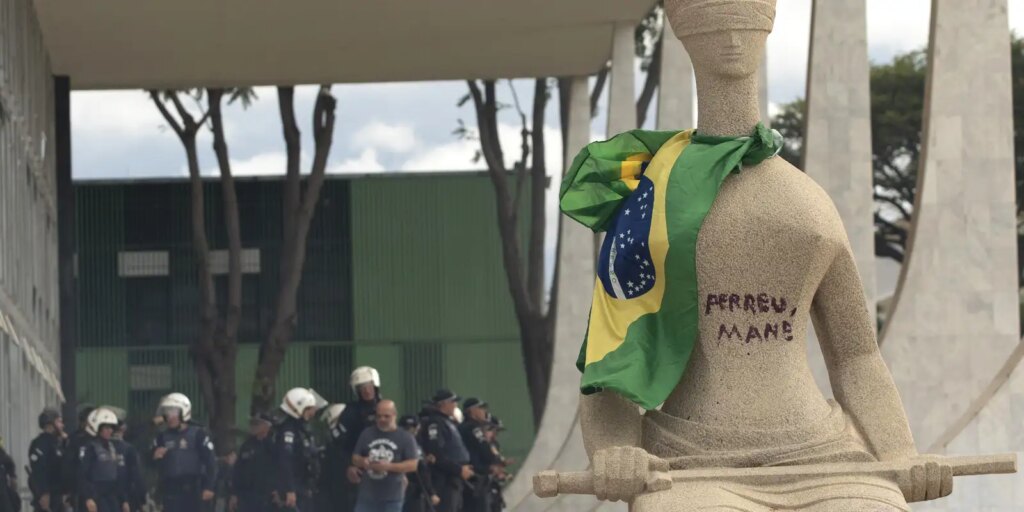 Moraes vota para condenar mulher que pichou “perdeu, mané” no STF Moraes vota para condenar mulher que pichou “perdeu, mané” no STF