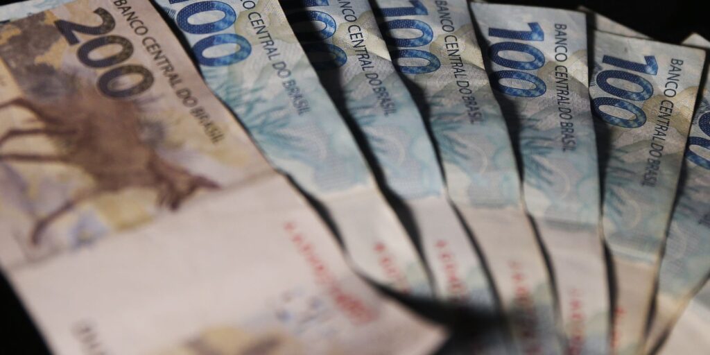 Decreto provisório restringe R$ 128,4 bi do Orçamento até maio Decreto provisório restringe R$ 128,4 bi do Orçamento até maio