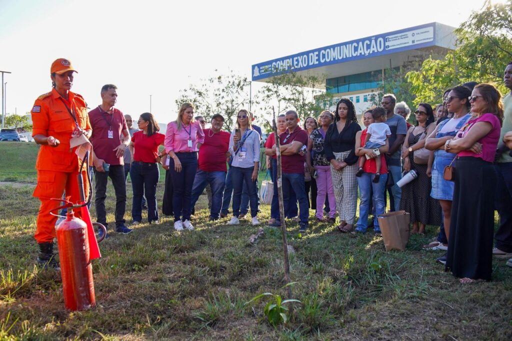Comerciantes que atuarão no Arraial da Assembleia recebem treinamento de combate a incêndio Comerciantes que atuarão no Arraial da Assembleia recebem treinamento de combate a incêndio